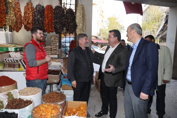 Dulkadiroğlu Belediye Başkanı Necati Okay, Kapalı Çarşı esnafını ziyaret ederek