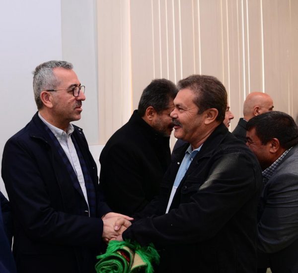 Dulkadiroğlu Kamu Külliyesi’nde kılınan Bayram Namazı’nın ardından vatandaşlarla bayramlaşan Başkan