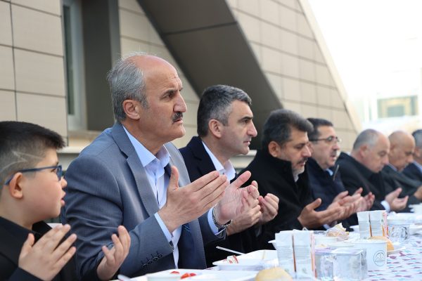 Dulkadiroğlu Belediyesi, geleneksel bayram kahvaltısı programını Kamu Külliyesi’nde düzenledi. Belediye