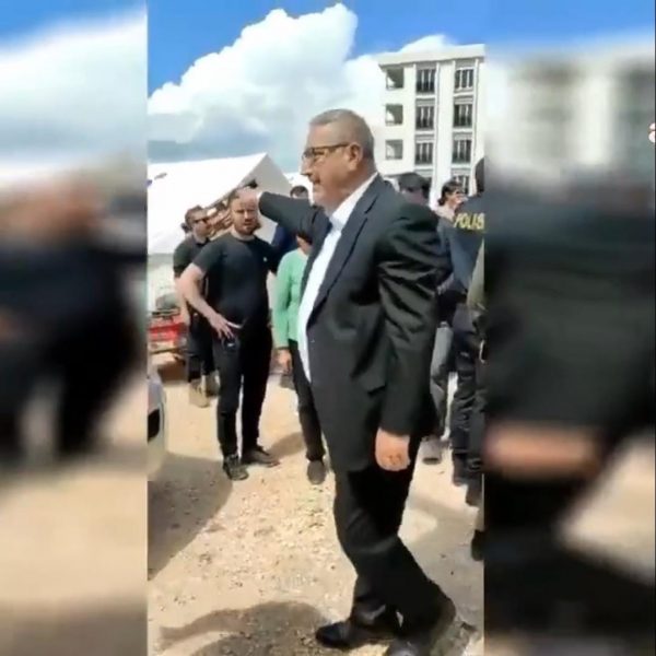 Pazarcık Belediye Başkanı İbrahim Yılmazcan’ın Çadırkent ziyafetinde bir vatandaşa, ‘’Ben
