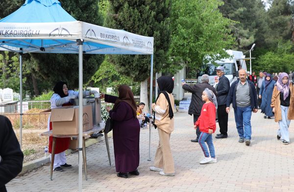 Dulkadiroğlu Belediyesi, Ramazan Bayramı Dolayısıyla kabir ziyareti gerçekleştiren vatandaşlara çorba
