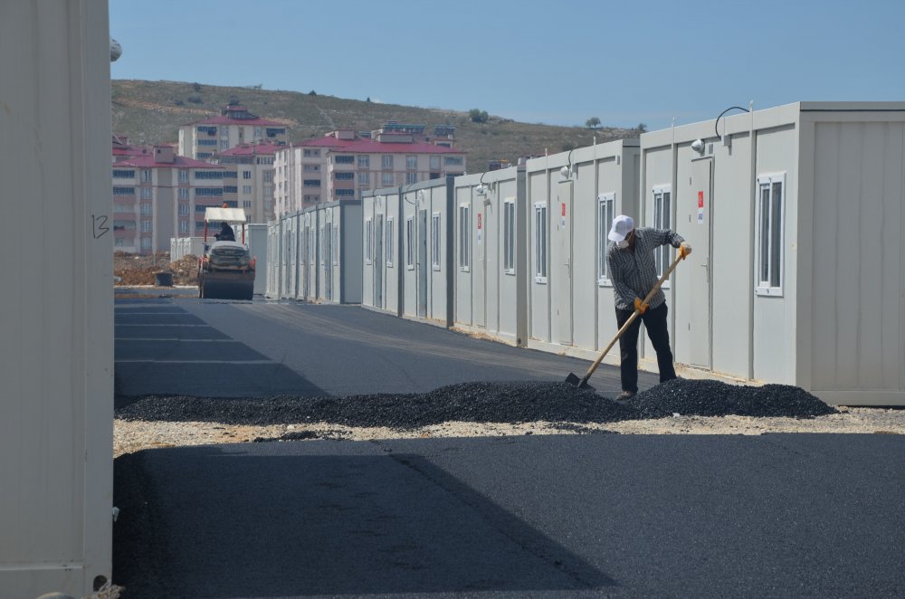 Afşin Belediyesi Tarafından Konteyner Kentin Asfalt Çalışması Yapılıyor
