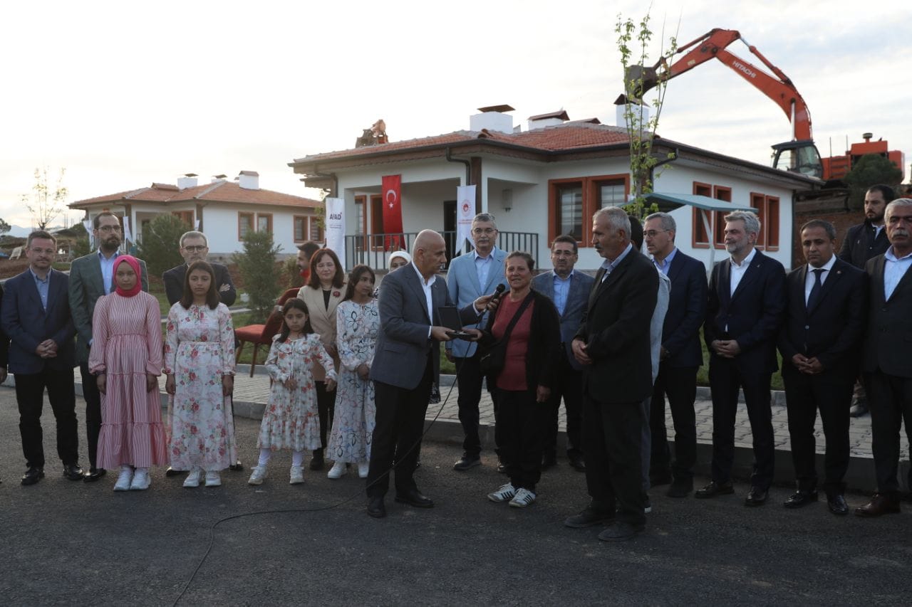 Kahramanmaraş’ta İlk Köy Evleri Hak Sahiplerine Teslim Edildi