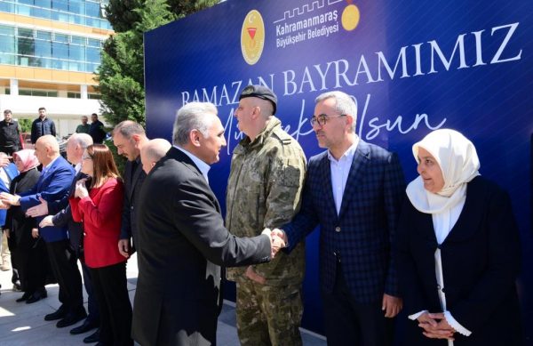 Milli İrade Meydanı’nda düzenlenen programda şehir protokolü ve vatandaşlarla bayramlaşan