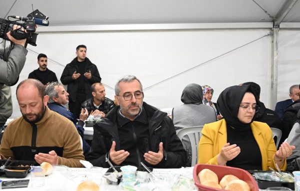 Avşar ve Karacasu Geçici Barınma Merkezlerini ziyaret eden, vatandaşlarla iftar