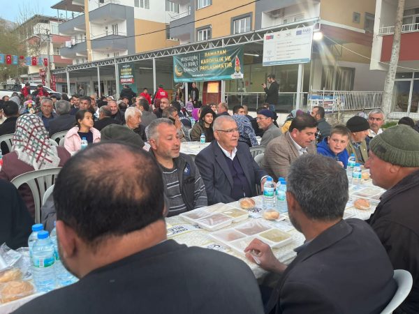 ‘Ramazan’da Birlikte Paylaşıyoruz’ sloganıyla yemek dağıtımının yapılmadığı mahallelerde iftar sofraları