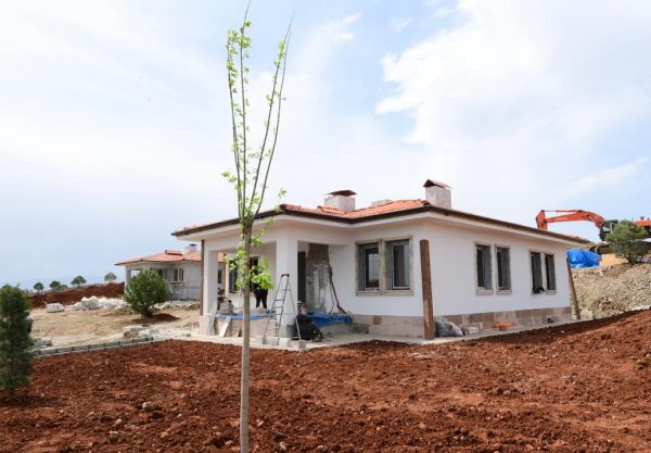 Türkoğlu ilçesi Özbek Mahallesi’nde inşasında sona gelinen köy evlerinde incelemelerde