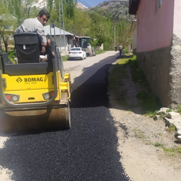 Büyükşehir Belediyesi, Göksun’da Kavşut ve Kınıkkoz grup yolunda yenileme çalışmalarına
