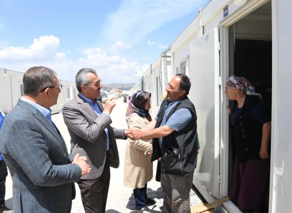 Göksun Geçici Konaklama Merkezi’ni ziyaret ederek bölgede yürütülen çalışmaları yerinde