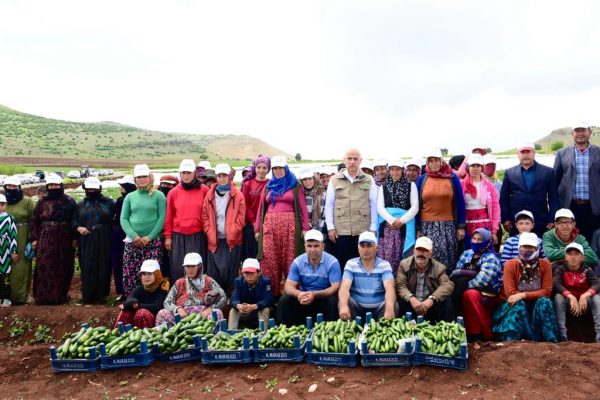 Kadıoğluçiftliği’ni ziyaret ederek çiftçi ve tarım işçileriyle bir araya gelen