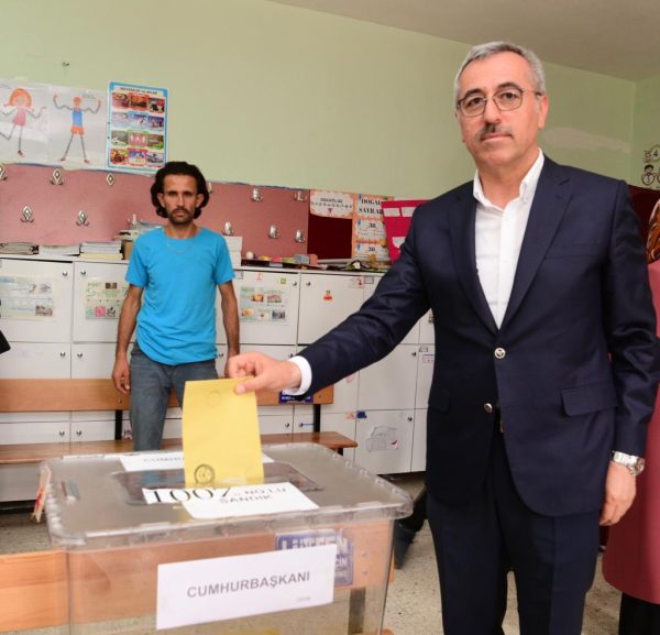 Cumhurbaşkanı seçiminin ikinci turunda Süleyman Demirel İlkokulu’nda oyunu kullanan Başkan