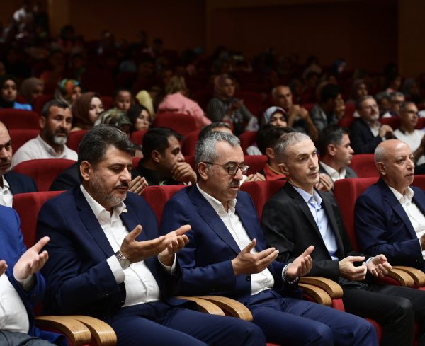 Depremde hayatını kaybeden vatandaşları anmak için düzenlenen programa katılan Başkan