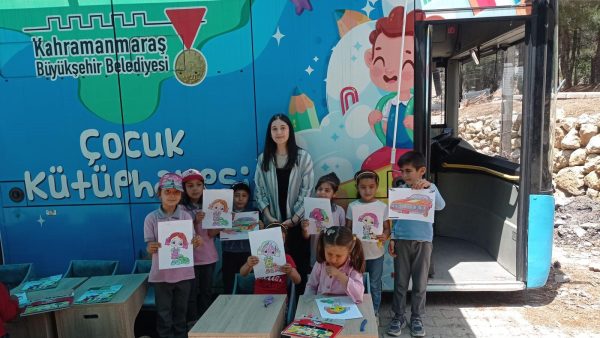 Büyükşehir Belediyesi’nin Gezici Kütüphanesi, Dulkadiroğlu ilçesi Çatmayayla Mahallesi’nde çocuklarla buluştu.