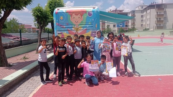 Büyükşehir Belediyesi’nin örnek hizmeti Gezici Çocuk Kütüphanesi, Ilıca İlkokulu öğrencilerini