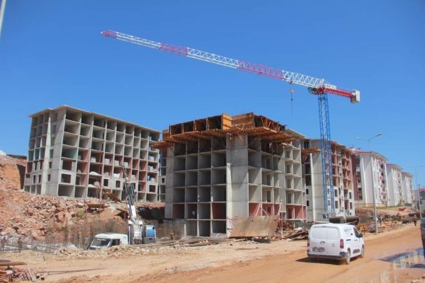 Kahramanmaraş’ın Göksun İlçesinde kalıcı konutların yükselmeye başlaması deprem zedeye moral