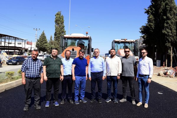 Türkoğlu Mahir Ünal ve İstiklal Caddesi’nde başlatılan asfalt çalışmalarını inceleyen