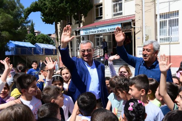 Süleyman Demirel İlkokulu’nda öğrencilerle bir araya gelen Başkan Güngör, “Yavrularımıza