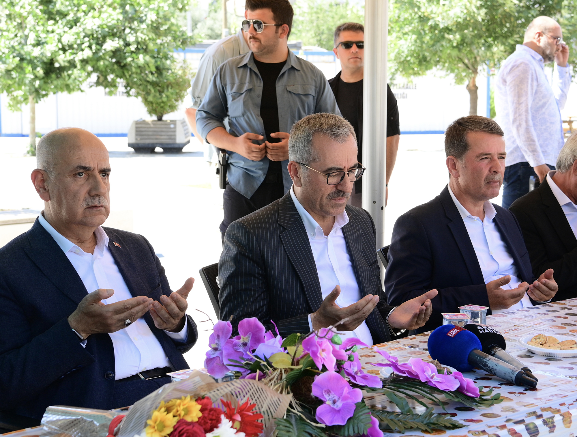 Başkan Güngör, Türkoğlu’nda Vatandaşlarla Bayramlaştı