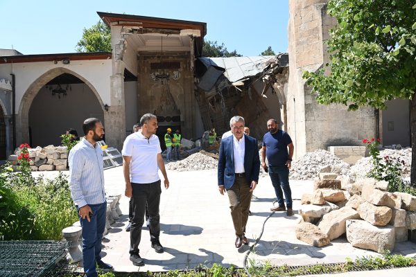 Ulu Cami’de başlatılan restorasyon çalışmalarını yerinde inceleyen Başkan Güngör, “Şehrimiz