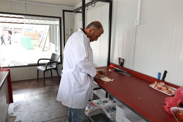 Elbistan Belediye Başkanı Mehmet Gürbüz, Elbistan’daki Tanzim Satış Ofislerinde kuzu