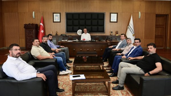 AK Parti Çağlayancerit İlçe Başkanı Mehmet Berk, yönetim kurulu üyeleri