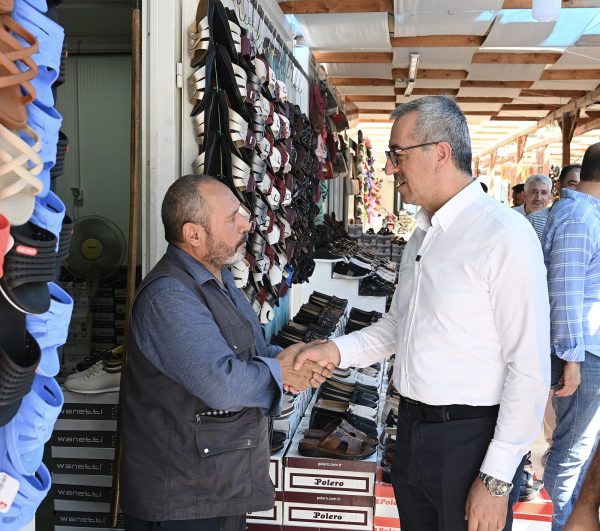 Büyükşehir Belediye Başkanı Hayrettin Güngör, Kapalı Çarşı civarında faaliyetlerini sürdüren