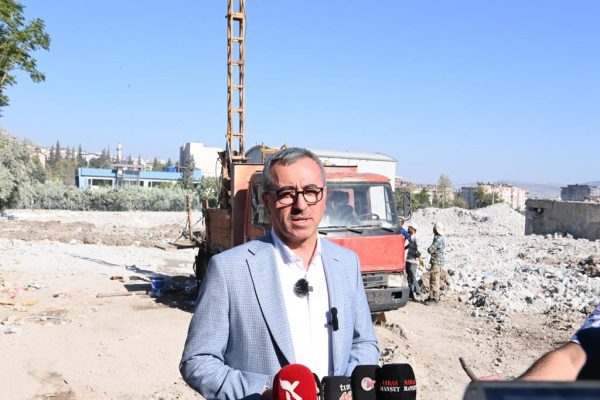 Mikrobölgeleme çalışmaları kapsamında yoğun bir şekilde sürdürülen sondaj uygulamarını yerinde