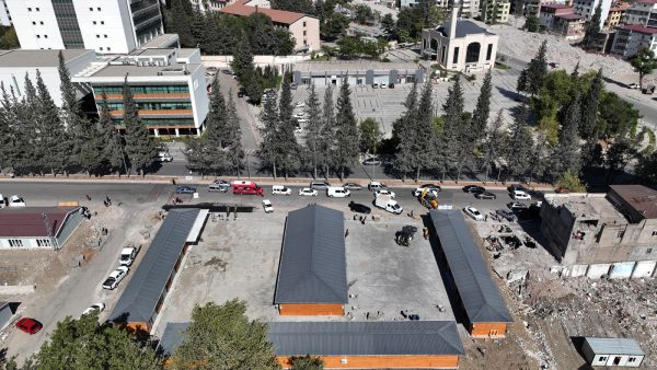 Büyükşehir Belediyesi, Azerbaycan Bulvarı’nda kurulan Sakarya Ahşap Çarşı’nın ana cadde