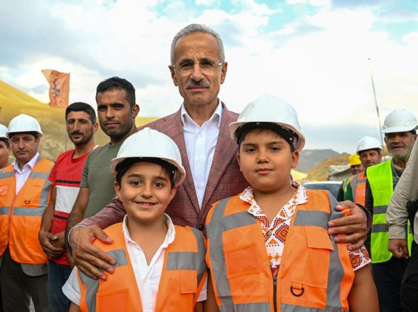 ULAŞTIRMA VE ALTYAPI BAKANI ABDULKADİR URALOĞLU, HAKKARİYİ VAN’A BAĞLAYAN “GÜZELDERE