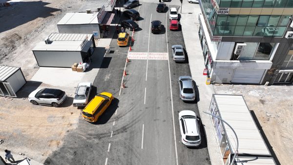 Elbistan’da sorumluluk alanındaki caddelerde başlattığı asfalt atağını sürdüren Büyükşehir Belediyesi,