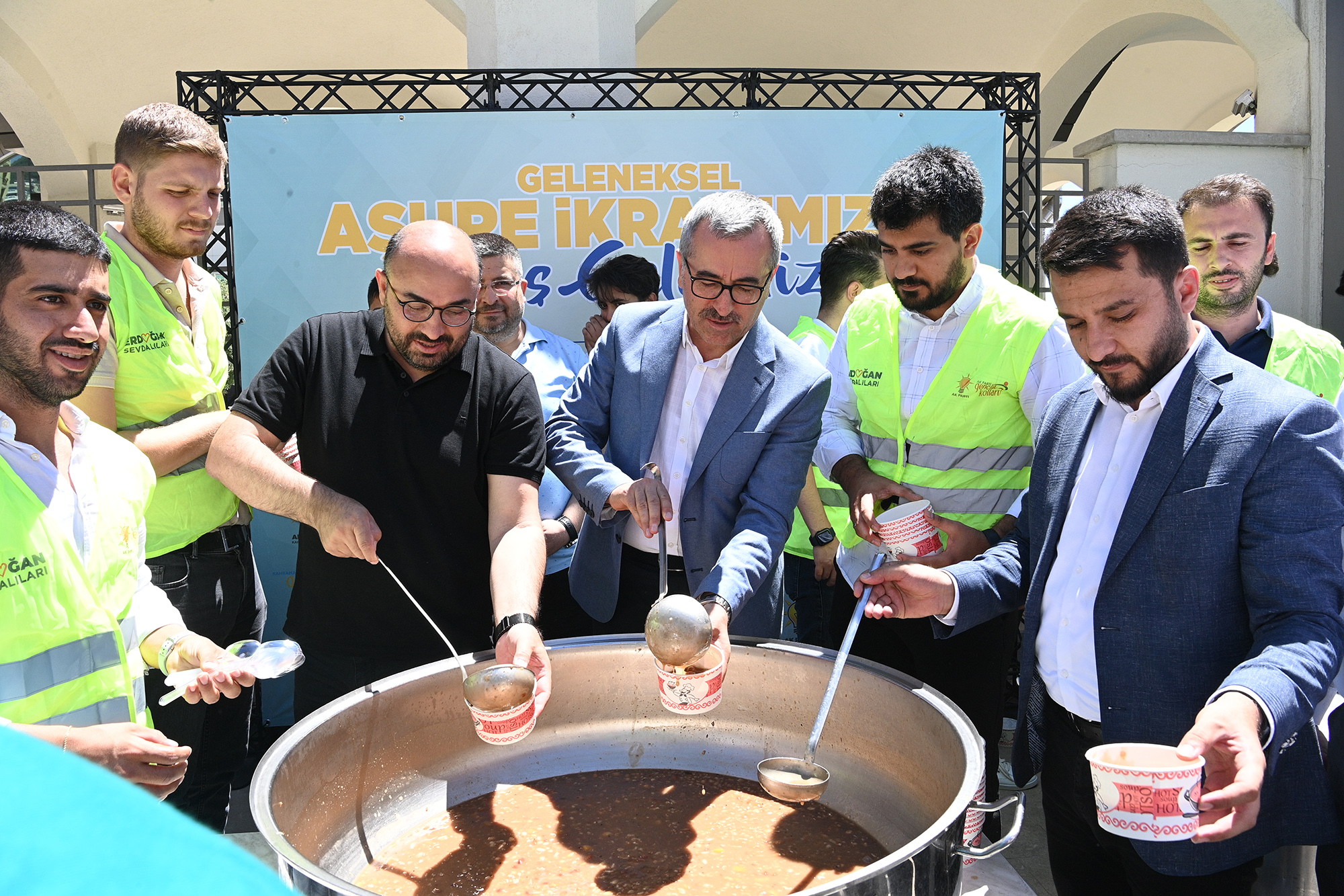 Cuma Namazı akabinde Zekeriya Tanrıverdi Camii’nde aşure dağıtım programına katılan