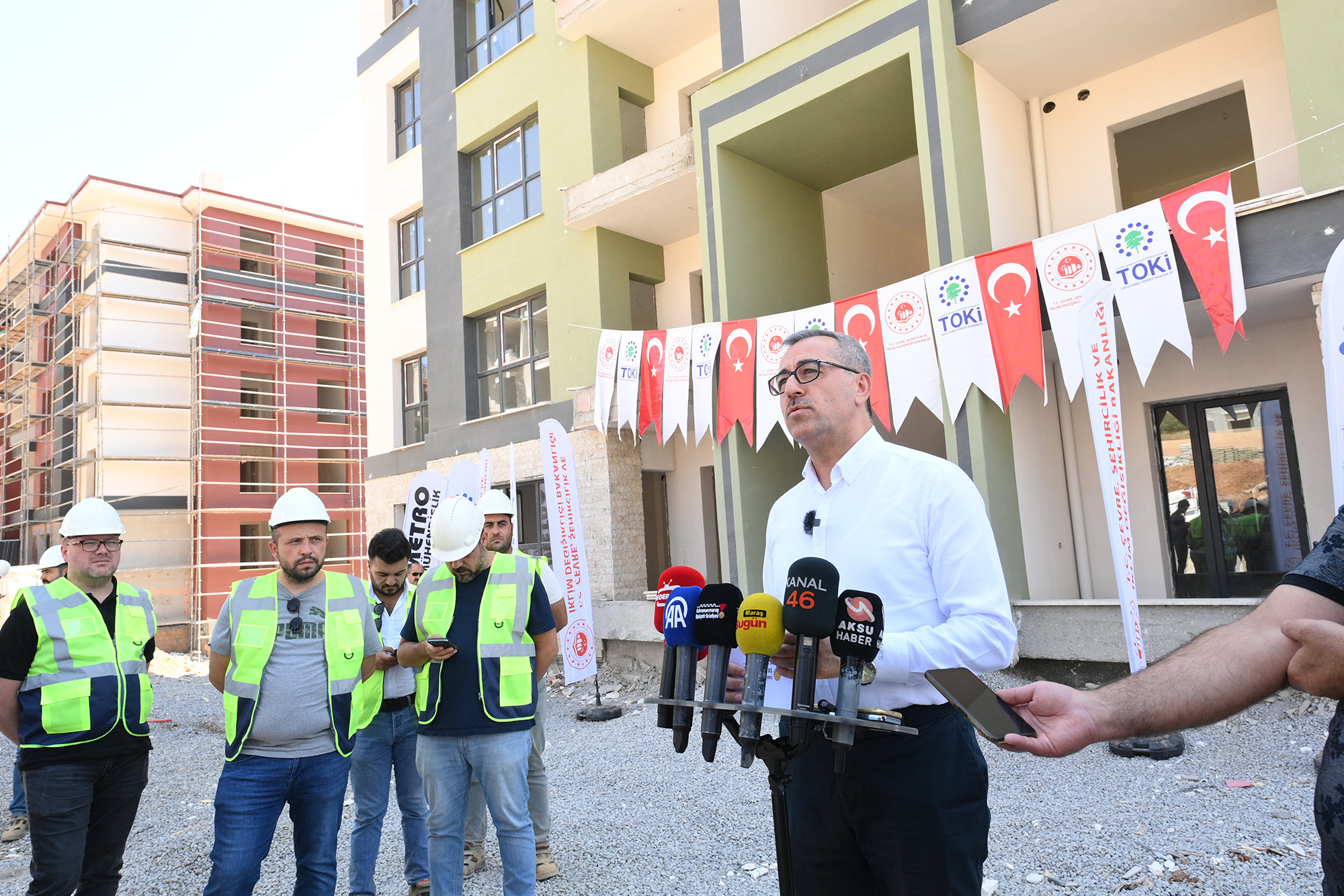 Akyar’da yapımı devam eden TOKİ Konutlarında incelemelerde bulunan Başkan Güngör,