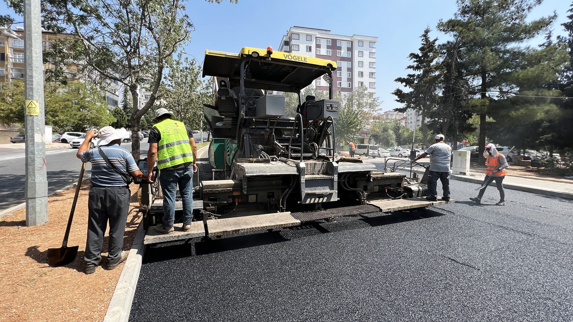 Büyükşehir Belediyesi, Binevler Bölgesi Cadde Yenileme Projesi çerçevesinde caddelerde asfalt,