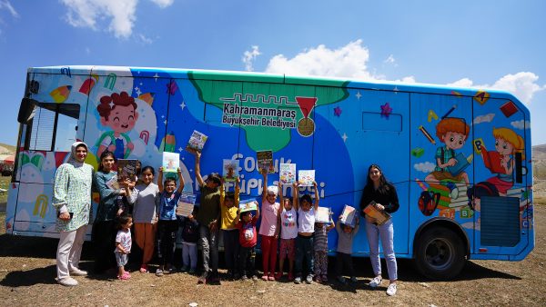 Büyükşehir Belediyesi’nin Gezici Çocuk Kütüphanesi, Yedikuyular bölgesinde hayvancılıkla uğraşan ailelerin