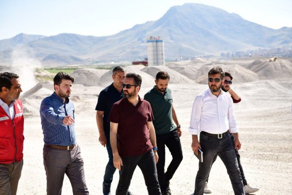 Elbistan Belediye Başkanı Mehmet Gürbüz, ilçenin 93 mahallesinde gerçekleştirdikleri kilit