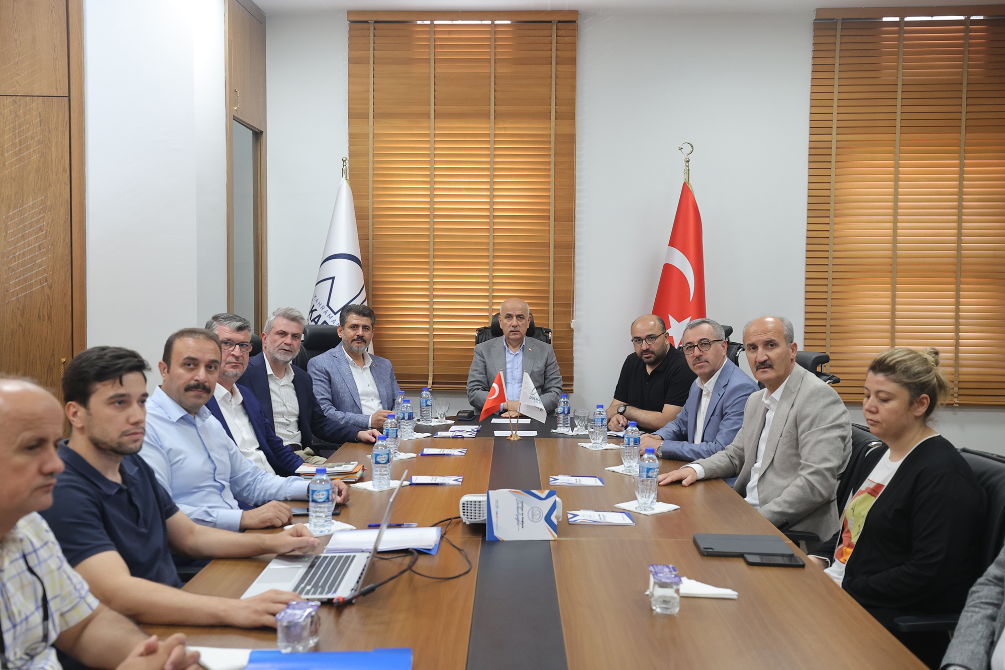 Deprem sonrası Dulkadiroğlu’nda yürütülen çalışmaların değerlendirilmesi noktasında gerçekleştirilen toplantıya katılan