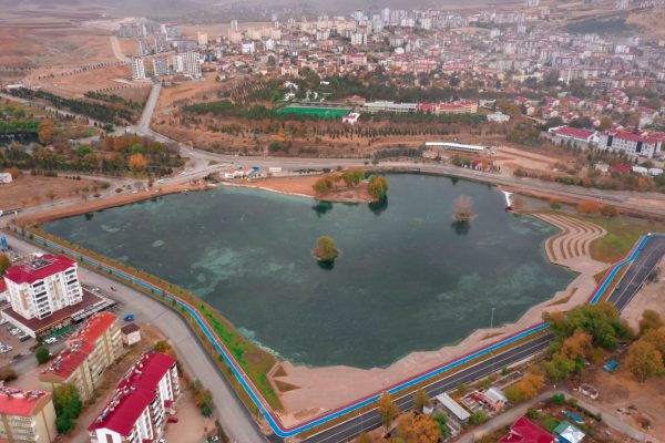 Elbistan Belediye Başkanı Mehmet Gürbüz, asrın felaketinin yaşandığı Elbistan’da ailelerini