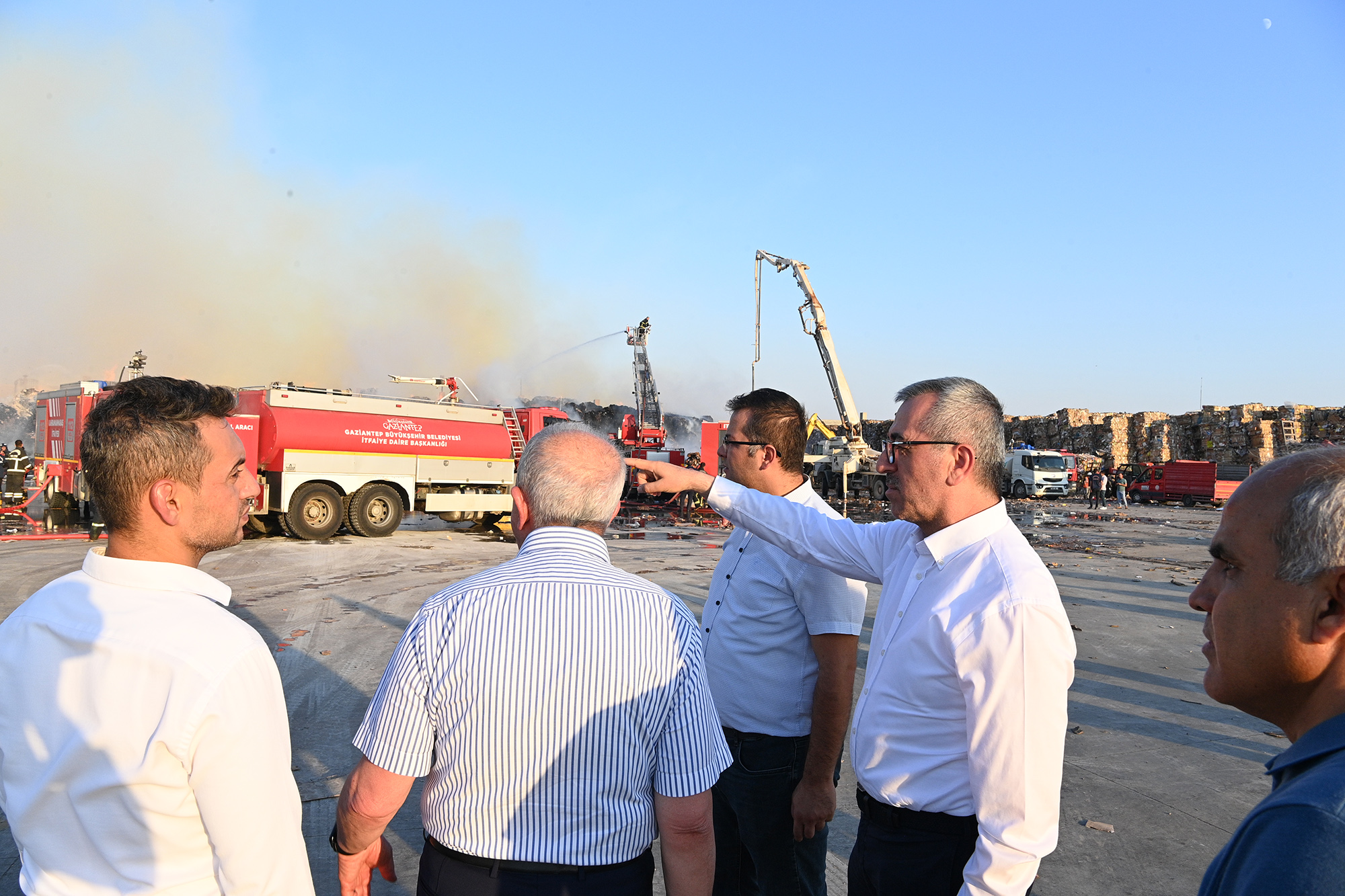 KİPAŞ Kâğıt Fabrikası’nda meydana gelen yangına müdahale çalışmalarını yerinde takip