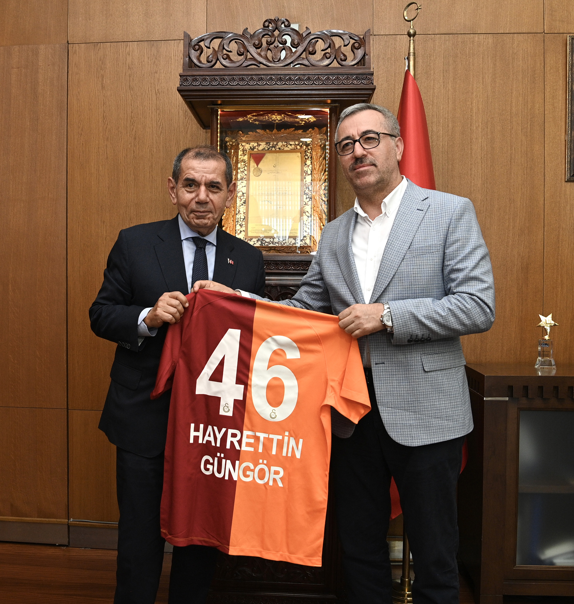 Galatasaray Spor Kulübü Başkanı Dursun Özbek’i makamında ağırlayan Başkan Hayrettin