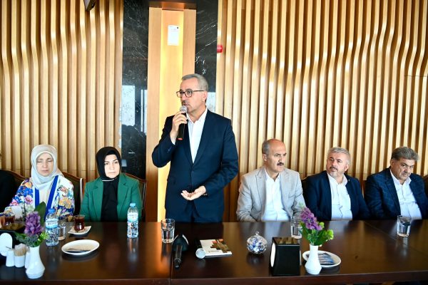 Dulkadiroğlu’nda görev yapan muhtarlarla Şairler Tepesi’nde bir araya gelen Başkan