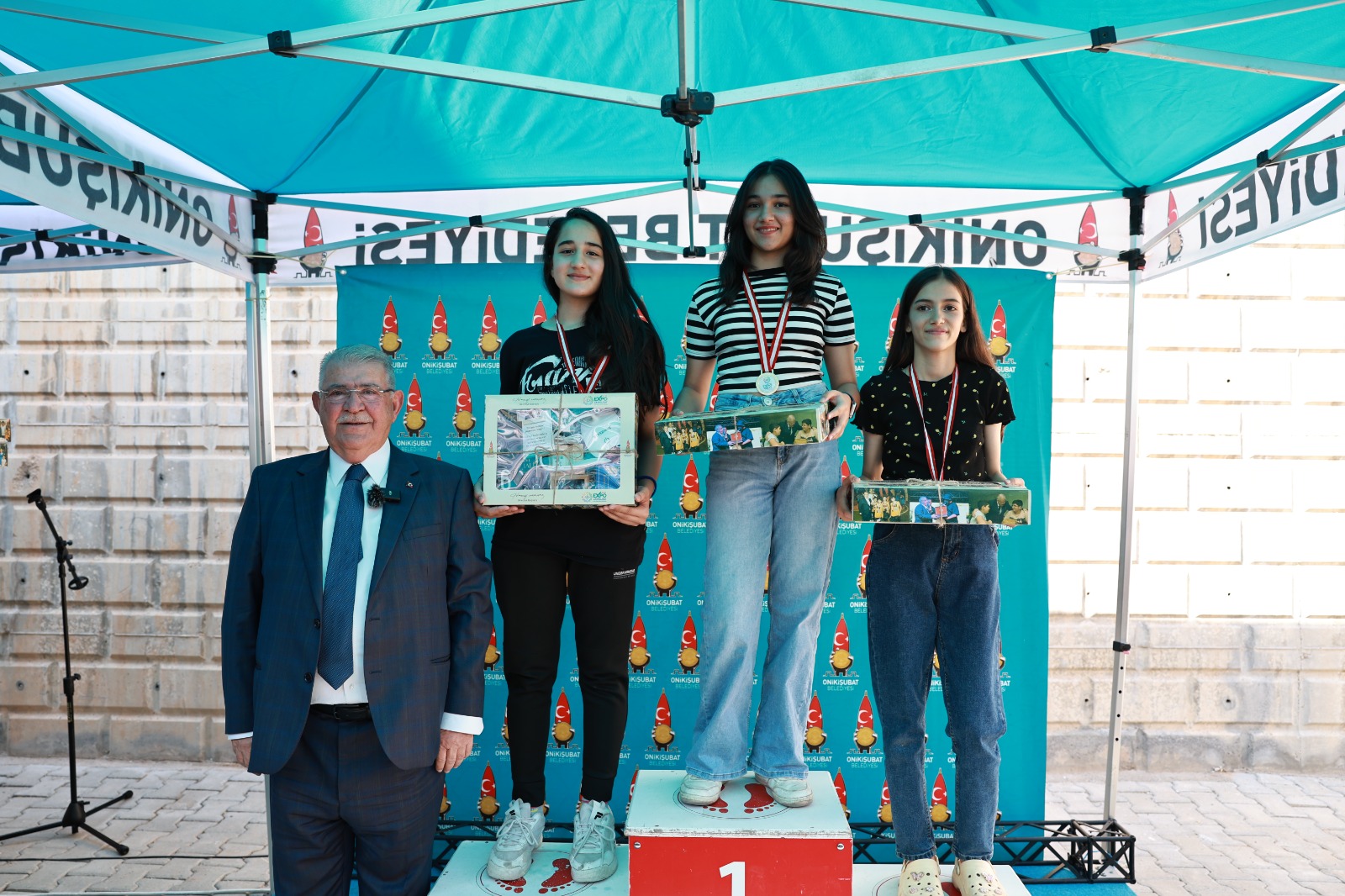 1’i yarı olimpik olmak üzere ilçenin 7 farklı noktasına kazandırdığı
