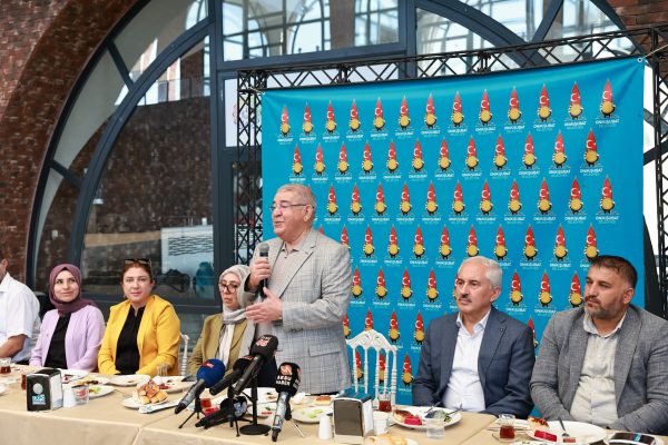 Onikişubat Belediye Başkanı Hanefi Mahçiçek, ilçe teşkilatlarına Arasta Çarşısında düzenlediği