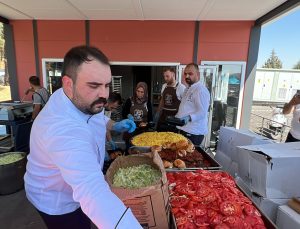 Hacı Mehmet Şan Depremzedelere Hamburger ikramında bulundu 