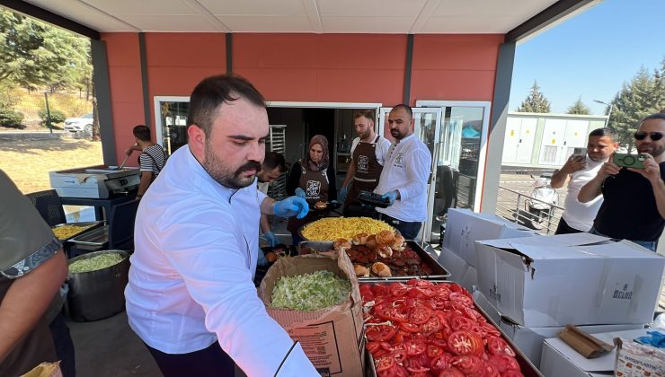 Hacı Mehmet Şan Depremzedelere Hamburger ikramında bulundu 