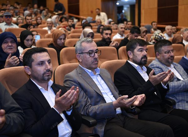 Bertiz Vakfı organizesinde düzenlenen ‘Deprem Şehitlerini Anma ve Hatim Gecesi’