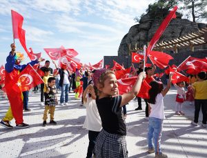 Minikler Cumhuriyet Coşkusunu Ali Kayası’nda Yaşadı