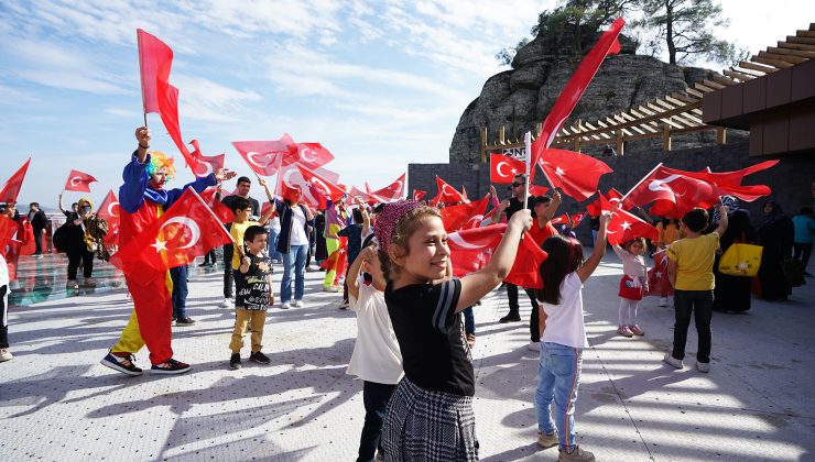 Minikler Cumhuriyet Coşkusunu Ali Kayası’nda Yaşadı