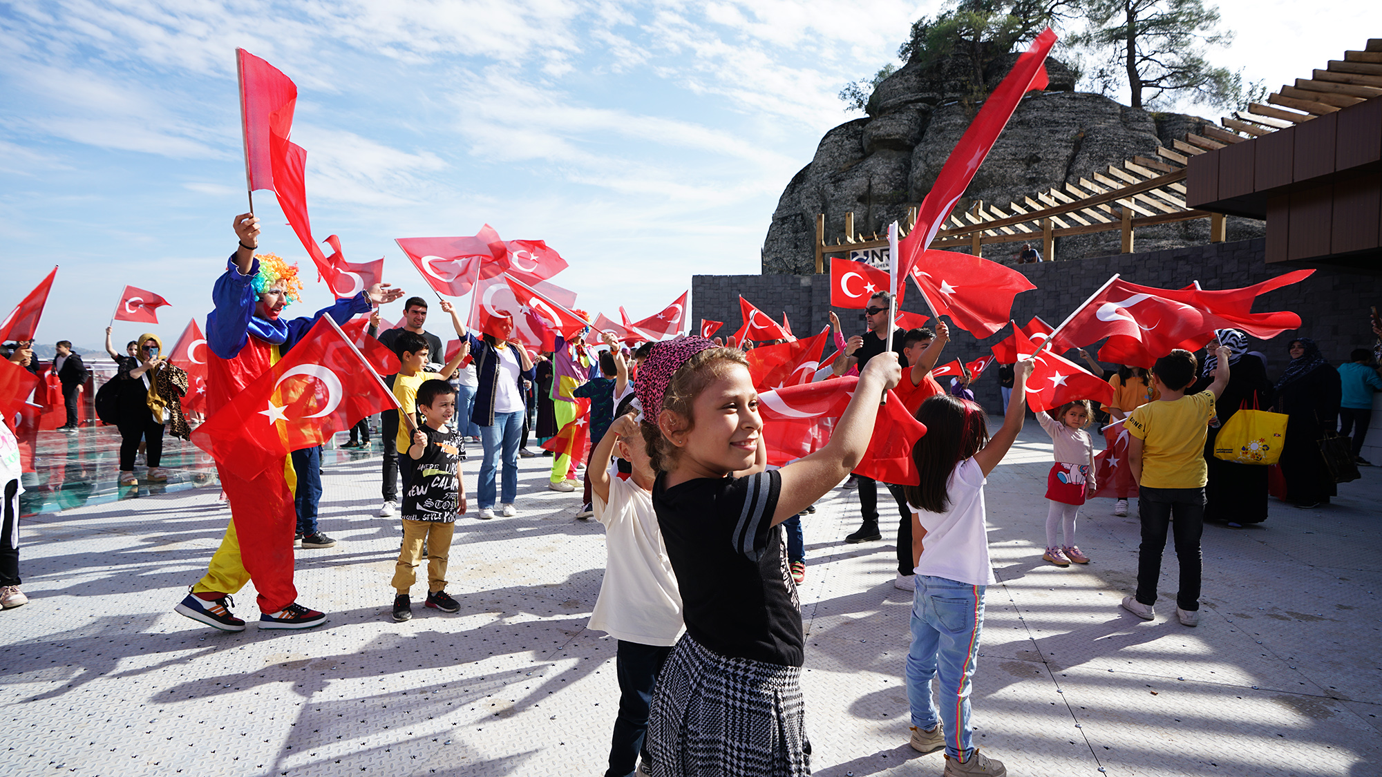 Büyükşehir Belediyesi, Cumhuriyetin 100. yılı dolayısıyla Ali Kayası Cam Teras’ta
