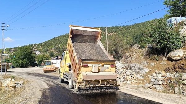 Büyükşehir Belediyesi, Andırın’da Geben ve Kargaçayırı mahalle yolu ile Altınyayla