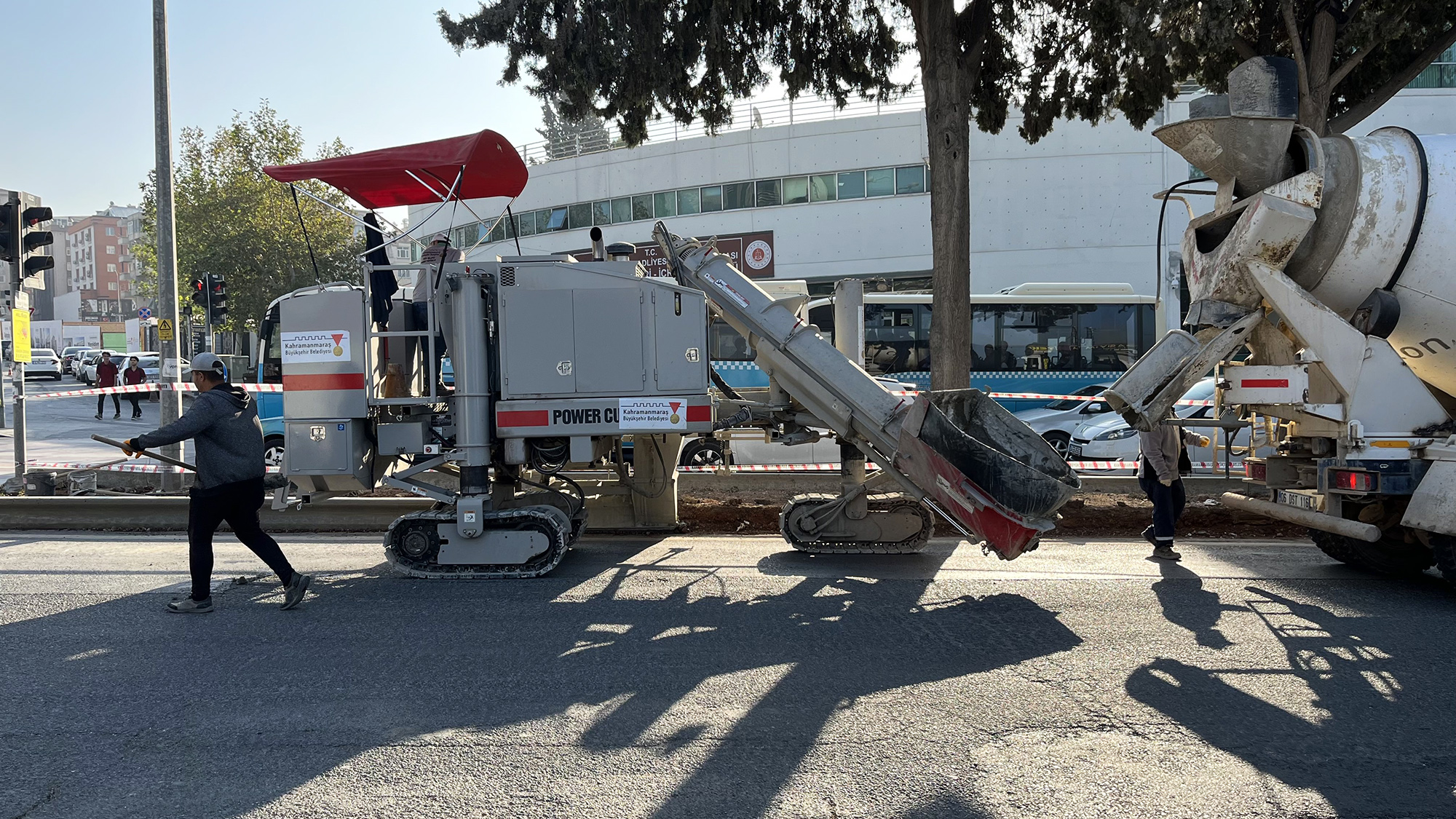 Büyükşehir Belediyesi, yıkım çalışmalarının tamamlandığı Trabzon ve Hükümet Caddeleri ile